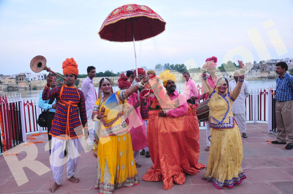 Learn About Traditional Rajasthani Costume Of Men And Women | World Live  Stories